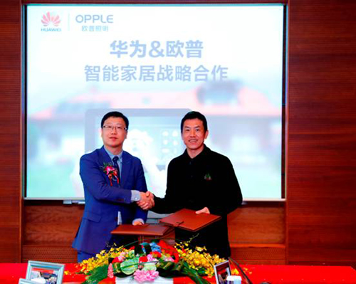 欧普照明董事长王耀海（右）和华为消费者业务首席战略官邵洋（左）在签约仪式上
